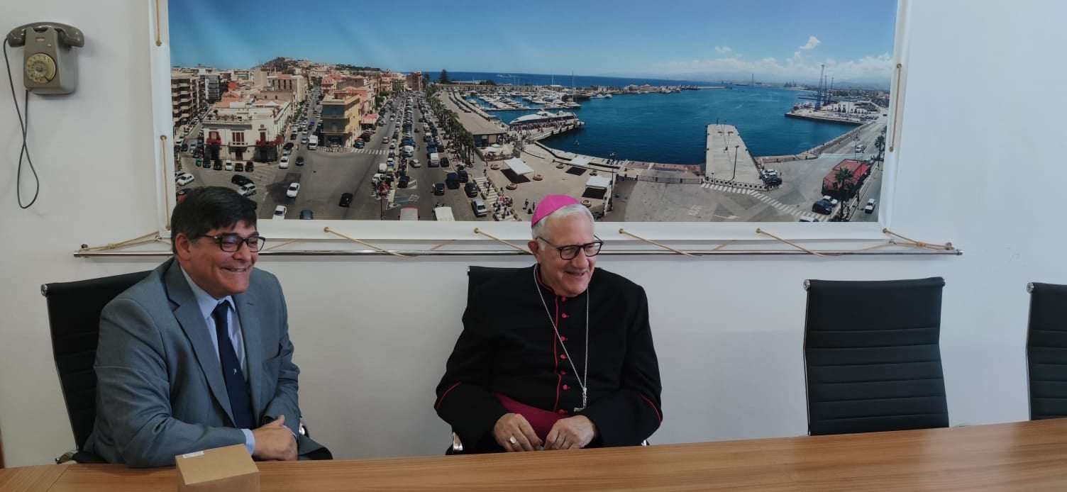 foto del Presidente Ing. Mega con l’Arcivescovo S.E. Mons. Giovanni